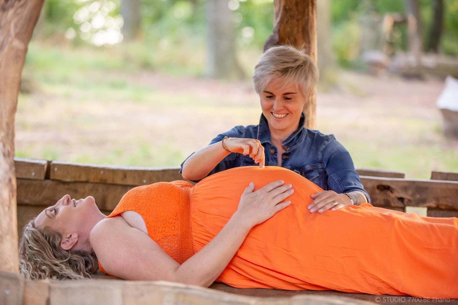 Photo de grossesse en extérieur © "Studio 7700.BE chez Fhano"